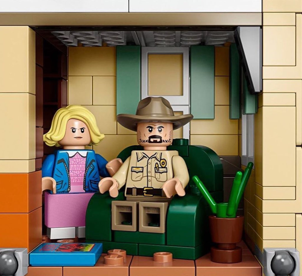 Image of Eleven and Hopper minifigures