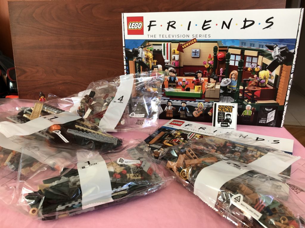 lego central perk contents